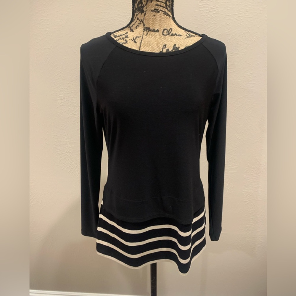 Joseph Ribkoff top brown with light tan size 6. Like new. cute button detail